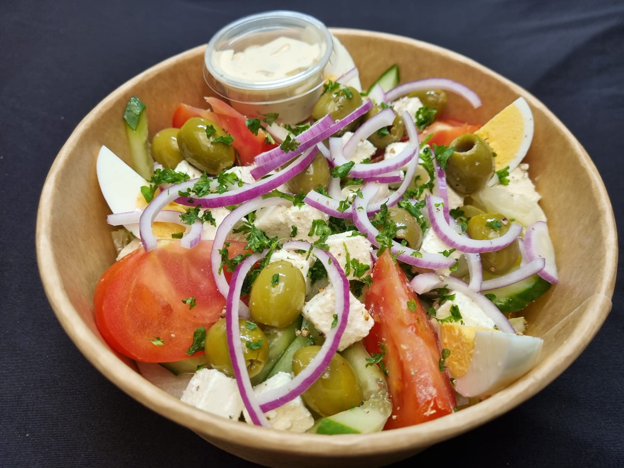Maand elk Kinderen Griekse Salade – Ijsbergsla, Fetablokjes, Olijf, Komkommer, Tomaat, Ei,  Dressing – Jo Catering