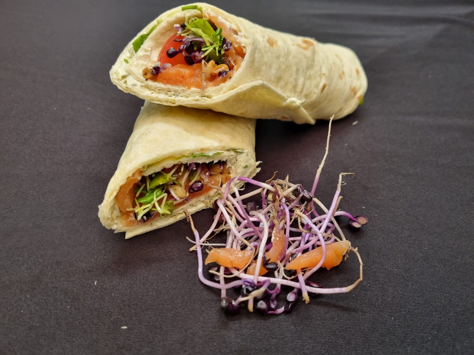 Wrap met Zalm Gerookte Zalm, Kruidenkaas, Cresson, Radijsscheut